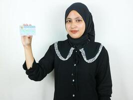 Porträt Muslim Frauen im Hijab zeigt an und hält indonesisch Identität Karten ktp foto