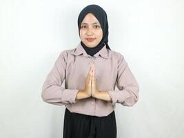 lächelnd asiatisch Muslim Frau tragen Hijab Stehen und Gruß, suchen Kamera. eid Mubarak Konzept. foto