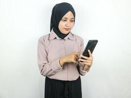 schön asiatisch Muslim Frau lächelnd selbstbewusst mit Hände halten Clever Telefon. Werbung Konzept foto