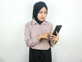 schön asiatisch Muslim Frau lächelnd selbstbewusst mit Hände halten Clever Telefon. Werbung Konzept foto