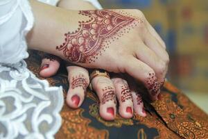 zwei Hände dekoriert mit Henna Kunst foto