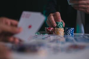 ein Mann oder Poker Spieler Stapel und Wette Chips auf Tabelle im Konzept von Kasino Glücksspiel alle im foto