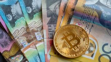 Investition im btc Bergbau, Bitcoin Kryptowährung Münzen auf australisch Dollar Banknoten foto