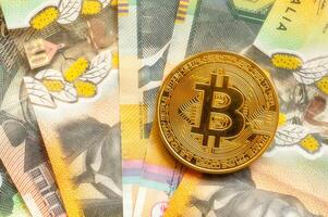 Investition im btc Bergbau, Bitcoin Kryptowährung Münzen auf australisch Dollar Banknoten foto