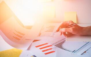 Geschäftsmann Analytik Graph Statistik mit Graph und Tabelle Daten Nummer im Diagramme Datenbank oder Buchhalter Hände zeigen finanziell Kalkulationstabelle dokumentieren Geschäft Graph Diagramme foto