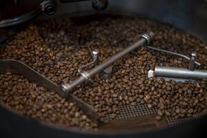 Kaffee Bohnen während das Braten Prozess foto
