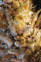 elegante Hochzeitsdekoration aus natürlichen Blumen foto