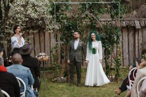 Hochzeit Zeremonie von das Jungvermählten im ein Land Hütte foto