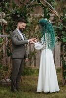 Hochzeit Zeremonie von das Jungvermählten im ein Land Hütte foto