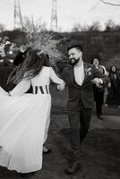 das zuerst Hochzeit tanzen von das Braut und Bräutigam im das Lichtung foto