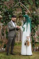 Hochzeit Zeremonie von das Jungvermählten im ein Land Hütte foto