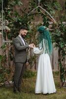 Hochzeit Zeremonie von das Jungvermählten im ein Land Hütte foto