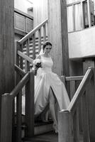 jung Mädchen Braut gehen Nieder das Treppe foto