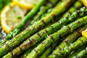 ai generiert gegrillt Spargel Speere mit Zitrone Keile auf Teller foto