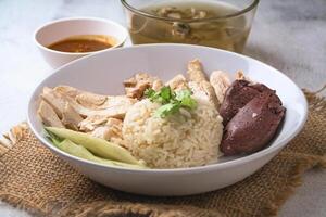 hainanese Hähnchen Reis oder Reis gedämpft mit Hähnchen Suppe - - asiatisch Essen Stil foto