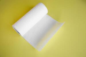 saugfähig Papier Serviette Küche Handtücher auf Gelb Hintergrund. foto