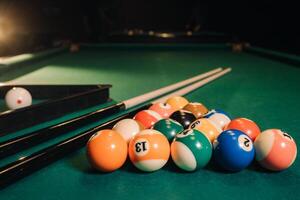 Billard- Tabelle mit Grün Oberfläche und Bälle im das Billard- club.pool Spiel foto