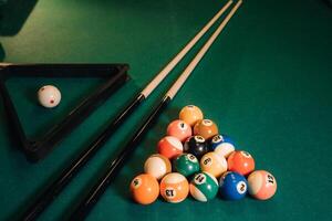 Billard- Tabelle mit Grün Oberfläche und Bälle im das Billard- club.pool Spiel foto