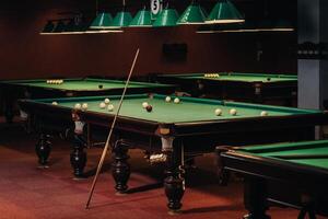 Billard- Tabelle mit Grün Oberfläche und Bälle im das Billard- club.pool Spiel foto
