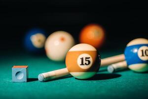 Billard- Tabelle mit Grün Oberfläche und Bälle im das Billard- club.pool Spiel foto