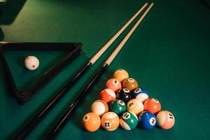 Billard- Tabelle mit Grün Oberfläche und Bälle im das Billard- club.pool Spiel foto