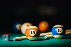 Billard- Tabelle mit Grün Oberfläche und Bälle im das Billard- club.pool Spiel foto