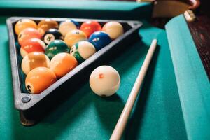 Billard- Tabelle mit Grün Oberfläche und Bälle im das Billard- club.pool Spiel foto