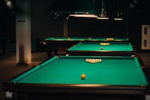 Billard- Tabelle mit Grün Oberfläche und Bälle im das Billard- Verein. foto