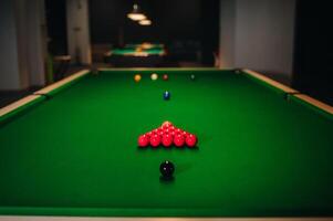Platzierung Snooker Bälle auf ein Grün Billard- Tabelle foto