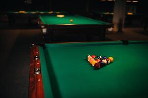 Billard- Tabelle mit Grün Oberfläche und Bälle im das Billard- club.pool Spiel foto