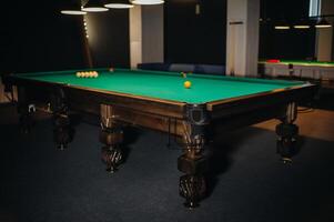 Billard- Tabelle mit Grün Oberfläche und Bälle im das Billard- Verein. foto