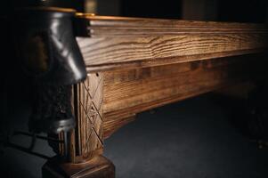 das Eiche dekorativ Bein von ein Billard- Tabelle sieht aus teuer foto