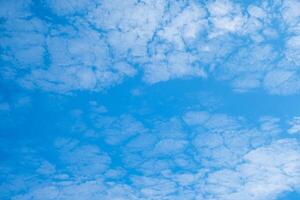 schön Himmel mit Wolken und Sonne auf ein Sommer- Tag. Zeit Ablauf von Wolken über das Blau Himmel mit das Sonne leuchtenden. Himmel Natur Hintergrund. foto