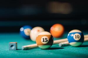 Billard- Tabelle mit Grün Oberfläche und Bälle im das Billard- club.pool Spiel foto