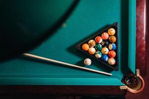 Billard- Tabelle mit Grün Oberfläche und Bälle im das Billard- club.pool Spiel foto