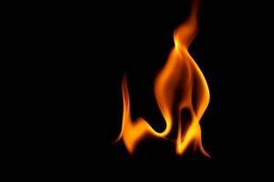 heiß Flammen auf ein schwarz Hintergrund. schön Flamme von Feuer im das dunkel. abstrakt von Verbrennung Flammen und Rauch. foto