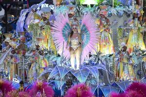 Rio, Brasilien, Februar 12, 2024. Paraden von das Samba Schulen unidos tun viradouro von das Besondere Gruppe, während das Karneval im das Stadt von Rio de Janeiro im Sapucai Straße foto