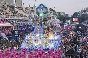 Rio, Brasilien, Februar 12, 2024. Paraden von das Samba Schulen unidos tun viradouro von das Besondere Gruppe, während das Karneval im das Stadt von Rio de Janeiro im Sapucai Straße foto