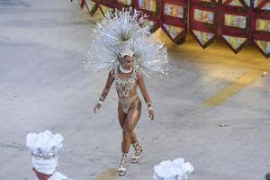 Rio, Brasilien, Februar 12, 2024. Paraden von das Samba Schulen unidos tun viradouro von das Besondere Gruppe, während das Karneval im das Stadt von Rio de Janeiro im Sapucai Straße foto