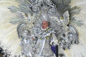 Rio, Brasilien, Februar 12, 2024. Paraden von das Samba Schulen unidos tun viradouro von das Besondere Gruppe, während das Karneval im das Stadt von Rio de Janeiro im Sapucai Straße foto