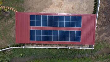 oben Aussicht auf Photovoltaik Solar- Leistung Tafeln. Drohne Antenne Aussicht von Solar- Paneele mit Wasser Pumps, landwirtschaftlich Ausrüstung zum Bewässerung in der Nähe von Flüsse von sauber Energie oder Solar- Energie. foto