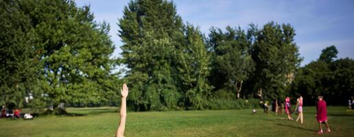 Vertikale Schuss von jung Koreanisch Frau tun Yoga Ausbildung auf Gummi Matte, Herstellung Asana Übungen auf frisch Luft im Park foto