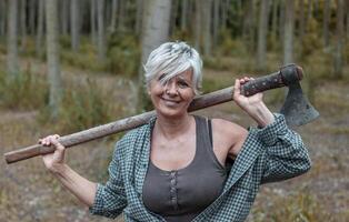 Porträt von schön reifen Holzfäller Frau mit Beil im Aktion foto