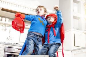 Kinder spielen beim Sein wunderbar Held foto