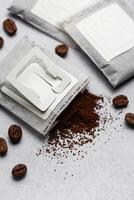 tropfen Kaffee Papier Taschen mit Kaffee Bohnen foto
