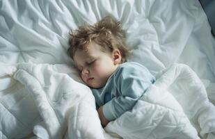 ai generiert heiter Kleinkind Schlafen friedlich im ein Sanft Weiß gestrickt Decke foto