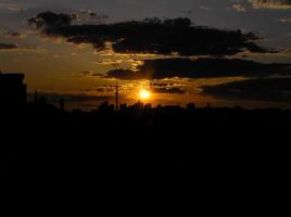 Herbstroter Sonnenuntergang mit einem lila Himmel foto