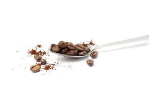 Löffel mit Kaffee Bohnen isoliert auf Weiß foto