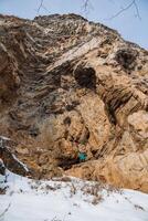 einfach Katavskaya Höhle auf das Katav Fluss, Süd- Ural Russland. Maryin Felsen Cliff im Winter. Hapov Grat im das Schnee foto