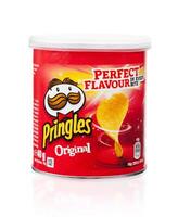Pringles Kartoffel Chips Original im Mini Tube auf Weiß foto